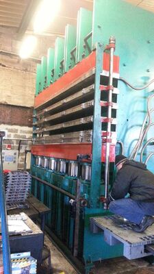 ราคาดี เครื่องวัลคาไนซ์ดอกยางควบคุมด้วย PLC พร้อมแรงดึง 10.0MN และระบบไฮดรอลิกที่ปรับปรุงใหม่สำหรับการหล่อดอกยาง ออนไลน์